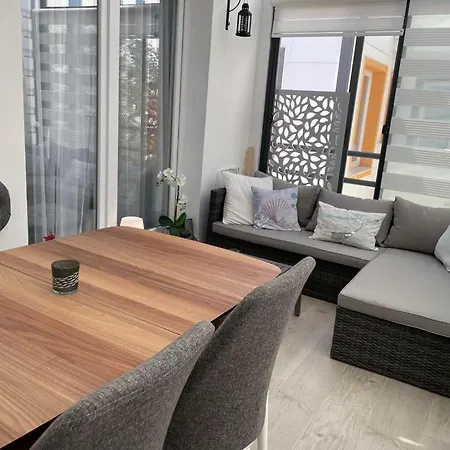 Eglence Merkezine Yakin Harika Bir Ev Apartman Bodrum